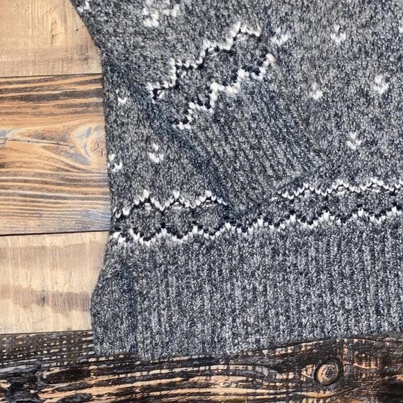 American Eagle Grey Sweater size medium - Picture 2 of 4